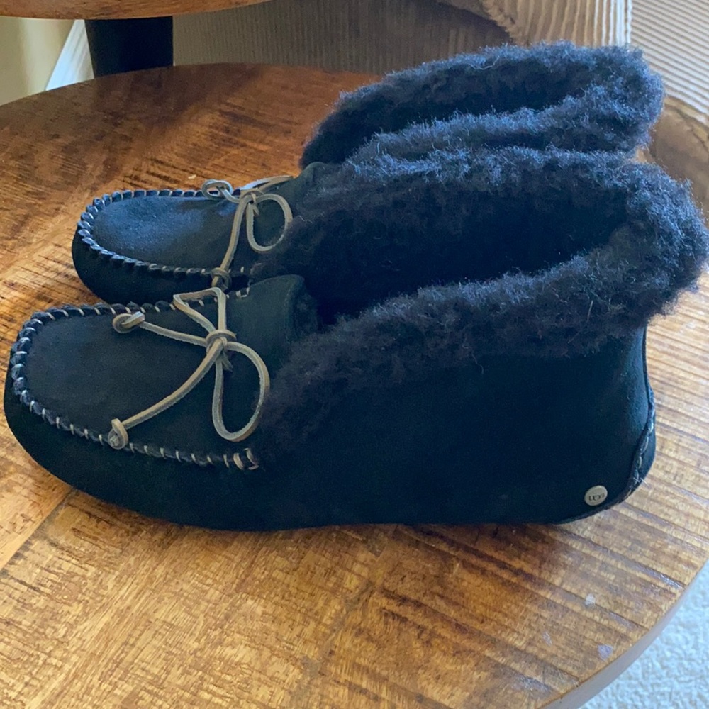 Women’s Ugg slippers! NWOB size 10